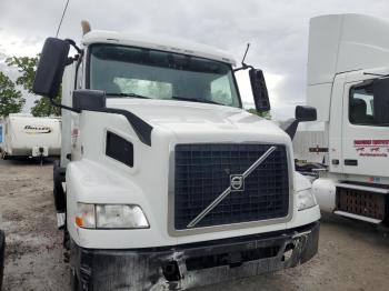  Salvage Volvo Vn