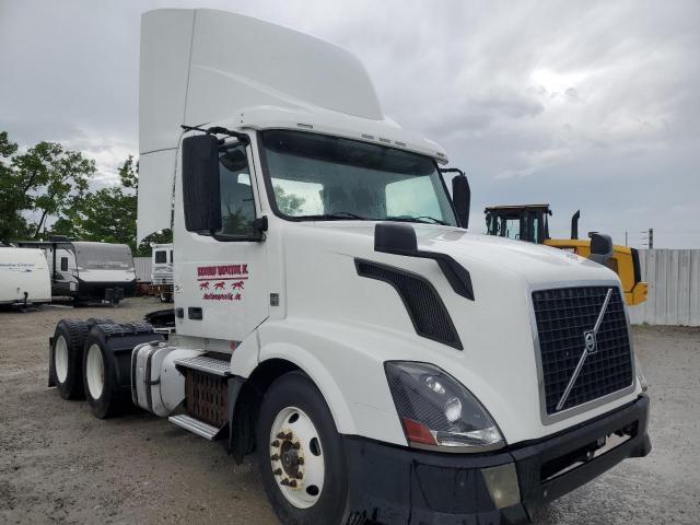  Salvage Volvo Vn