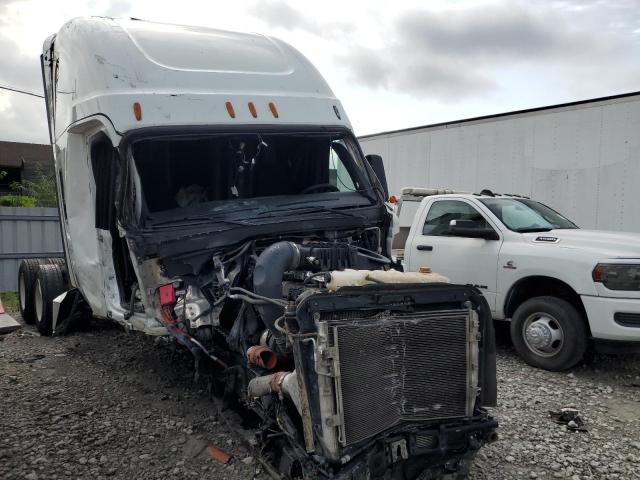  Salvage Freightliner Cascadia 1