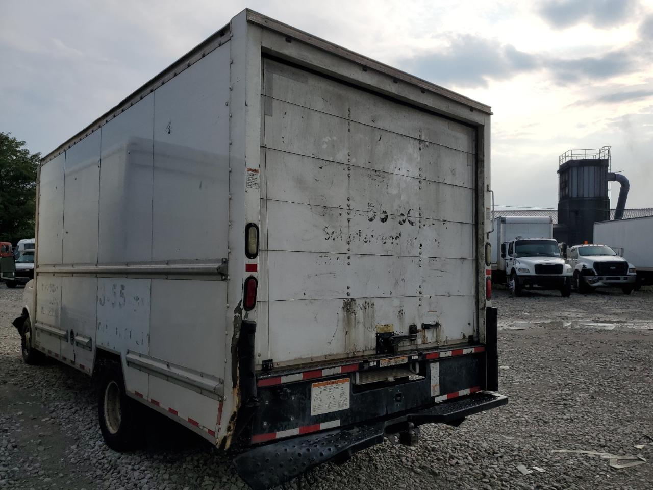 GMC Savana Cutaway G3500 Image 3