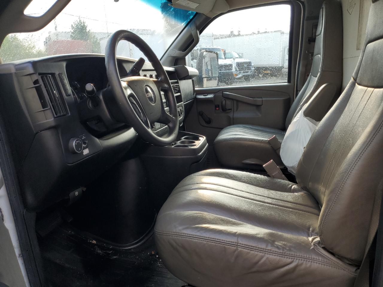 GMC Savana Cutaway G3500 Image 13