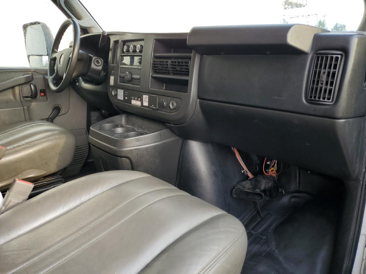 GMC Savana Cutaway G3500 Image 10