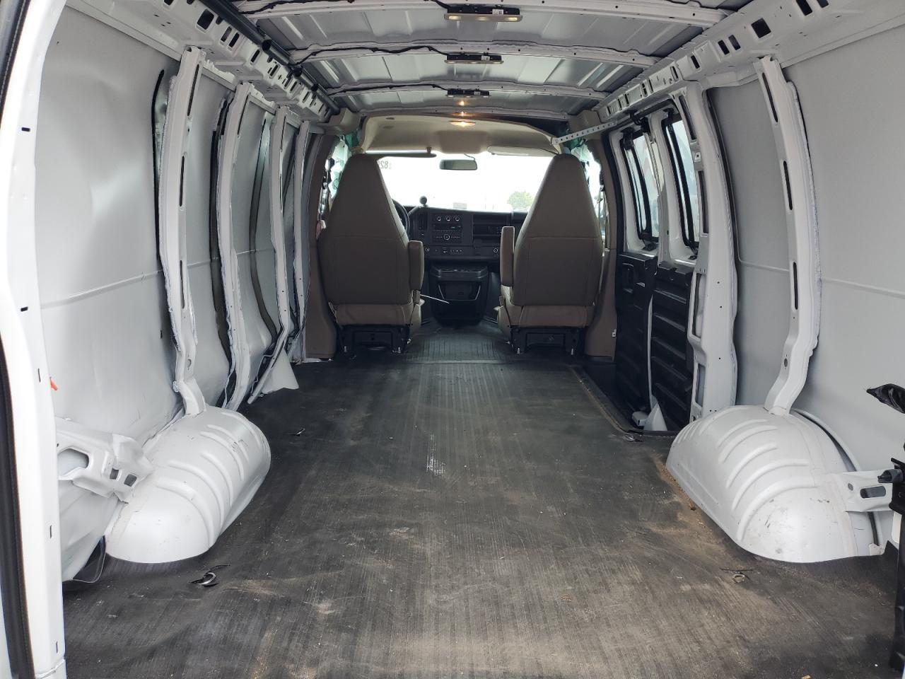 Chevrolet Express Image 12