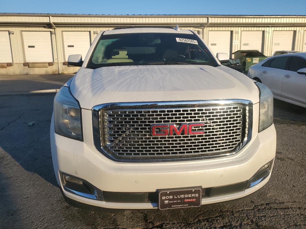 GMC Yukon Denali Image 12