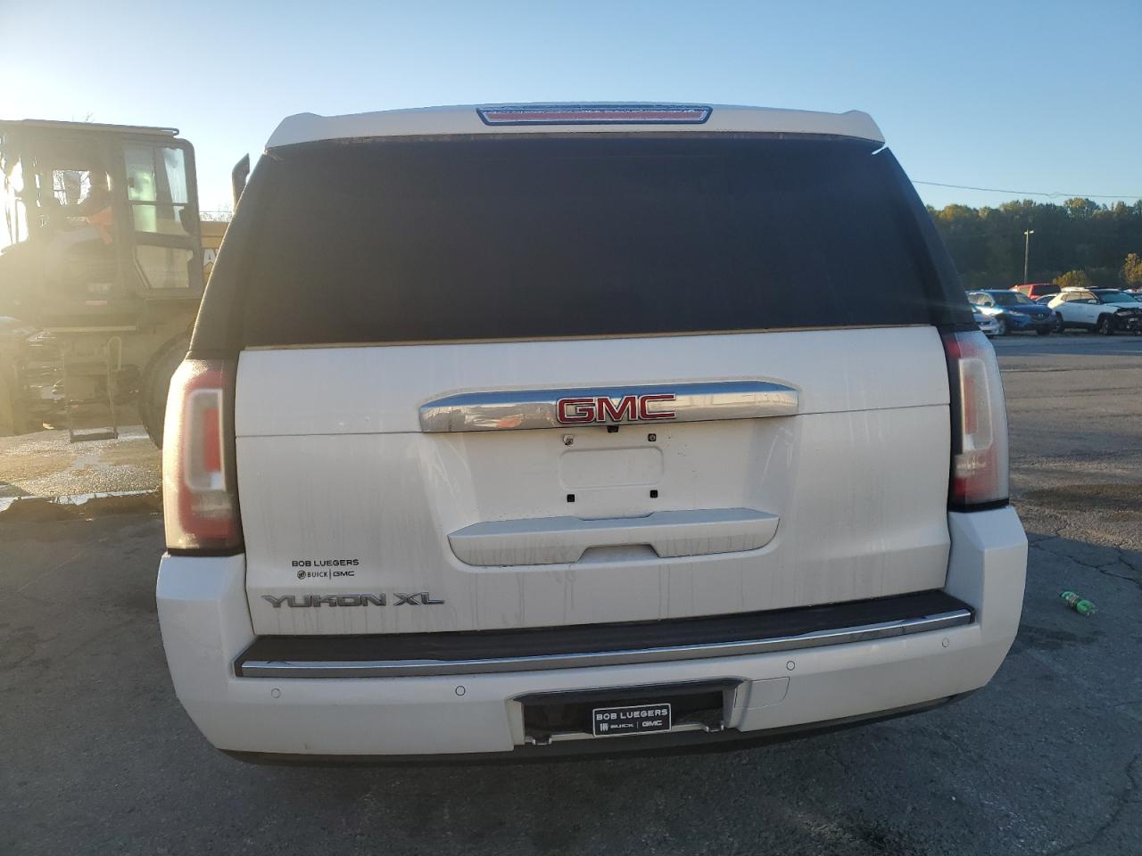 GMC Yukon Denali Image 9