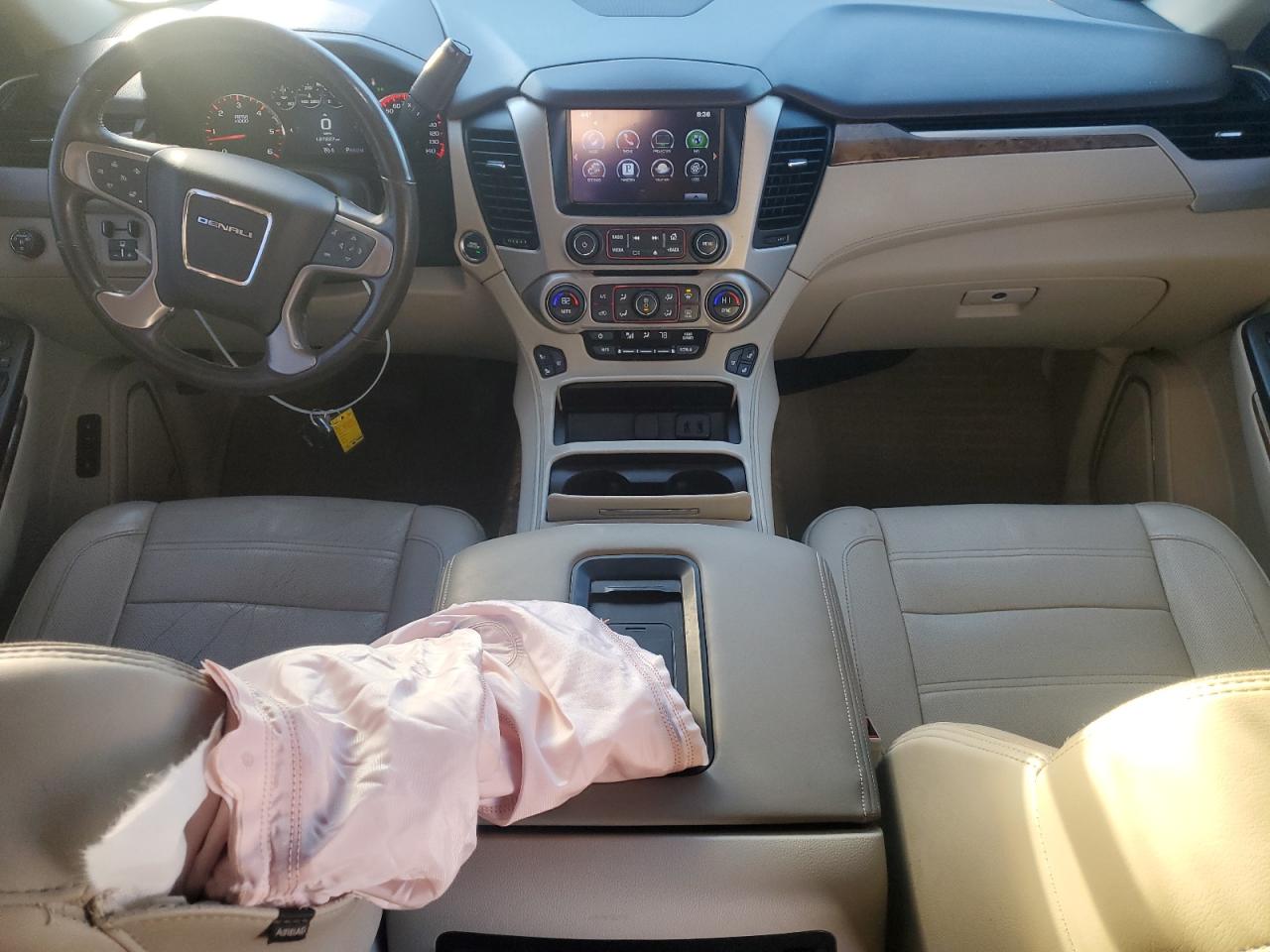 GMC Yukon Denali Image 11