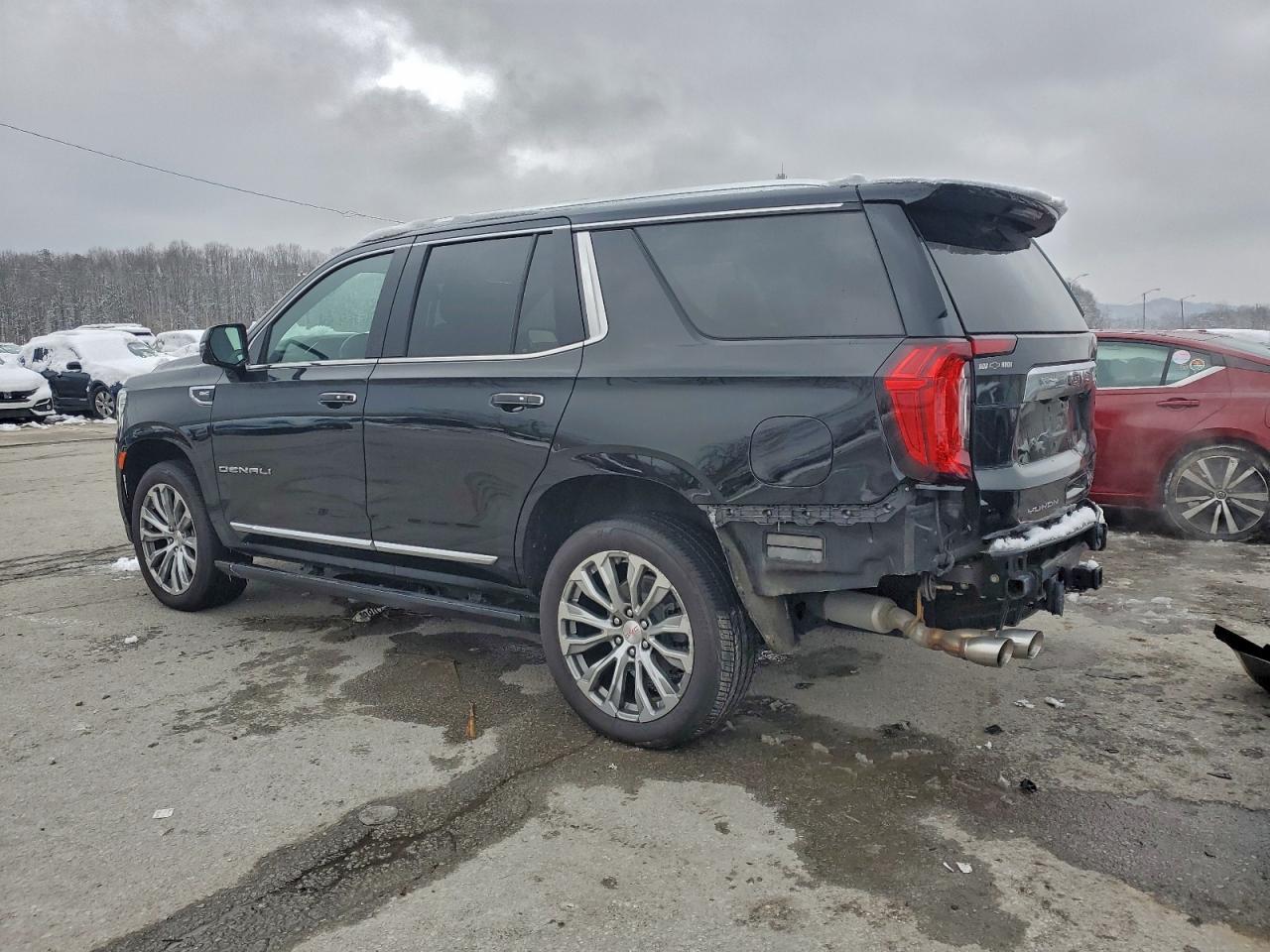 GMC Yukon Denali Image 2