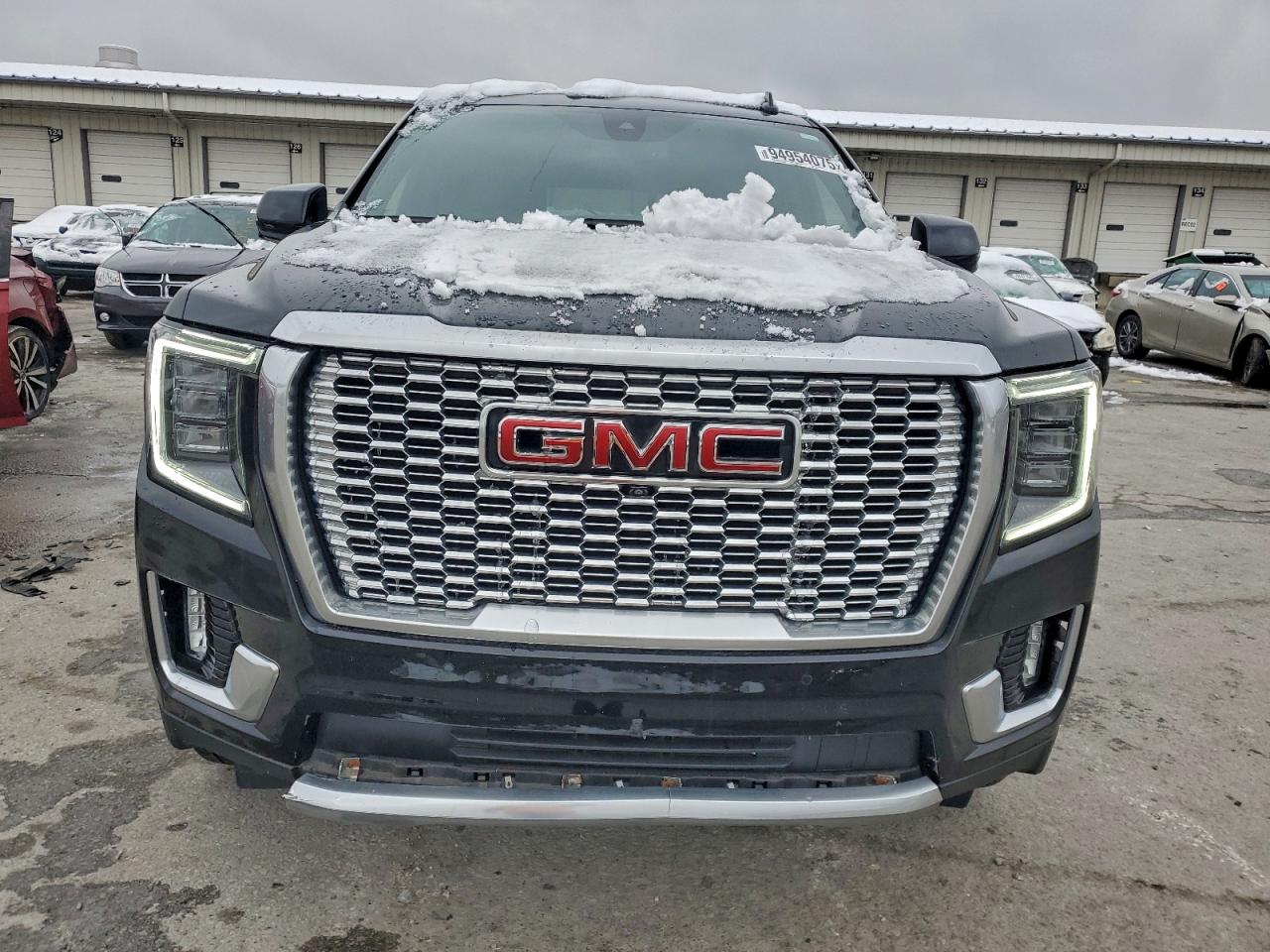GMC Yukon Denali Image 3