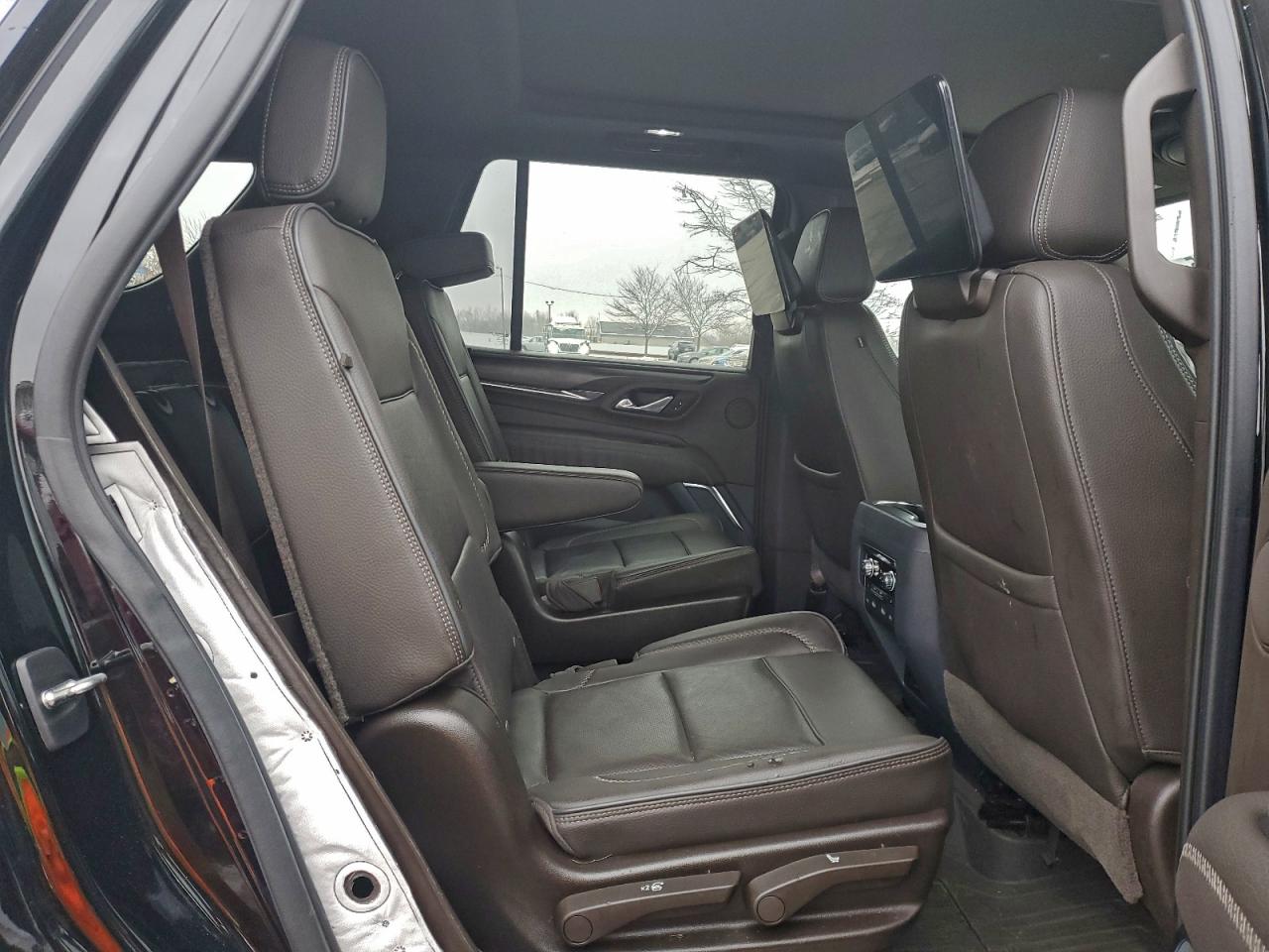 GMC Yukon Denali Image 5
