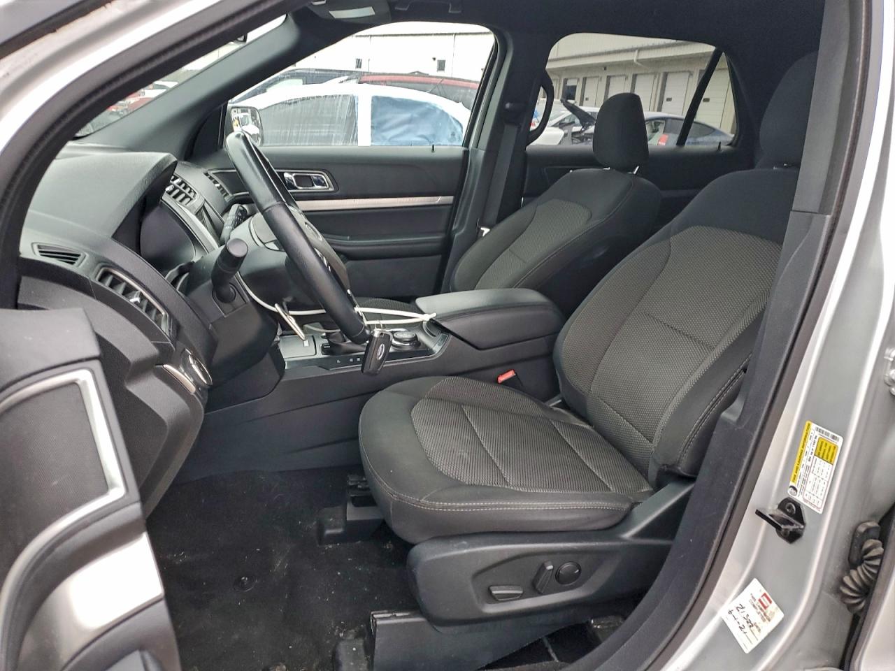 Ford Explorer Xlt Image 8