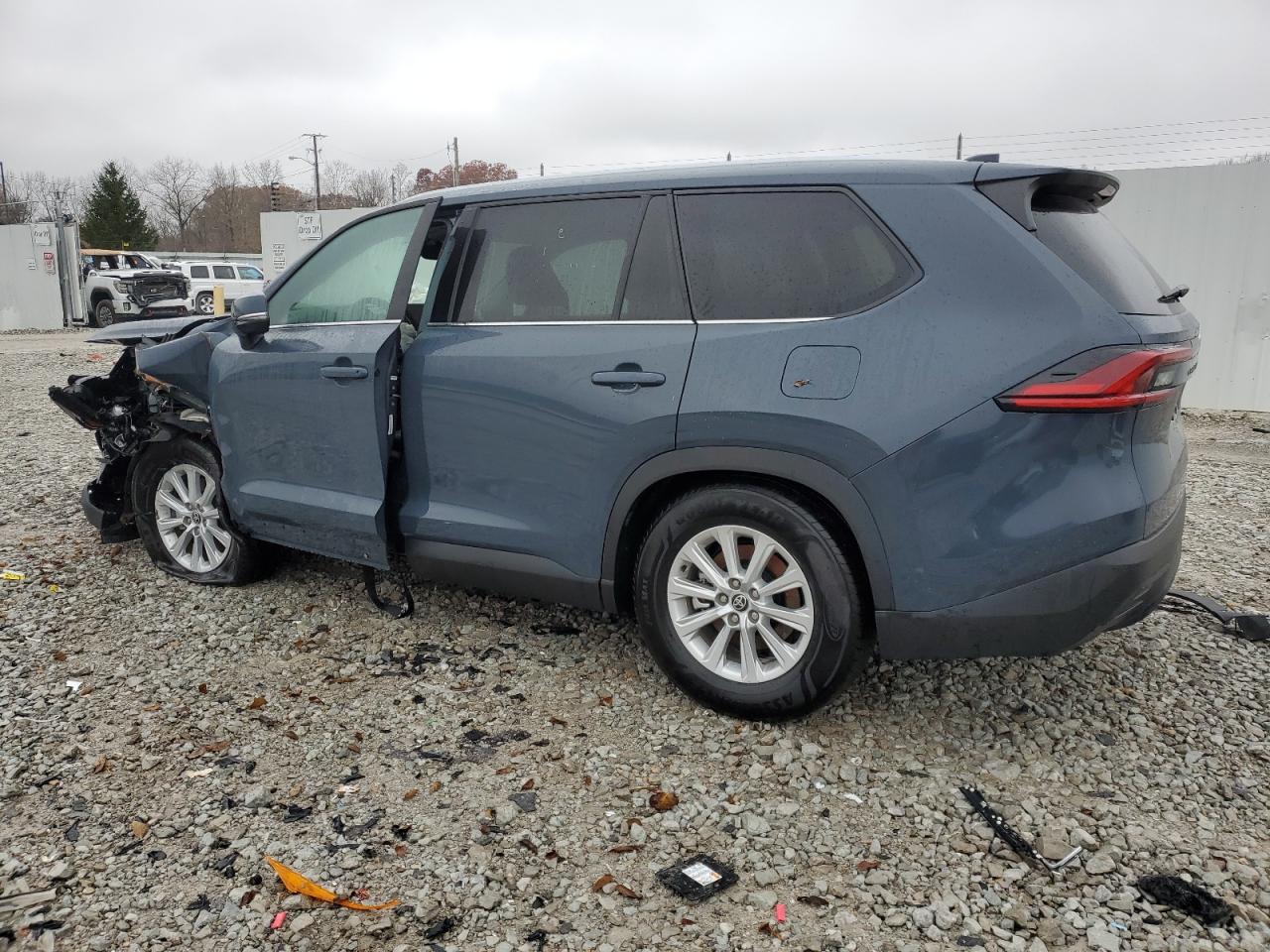 Toyota Grand High Le Image 3