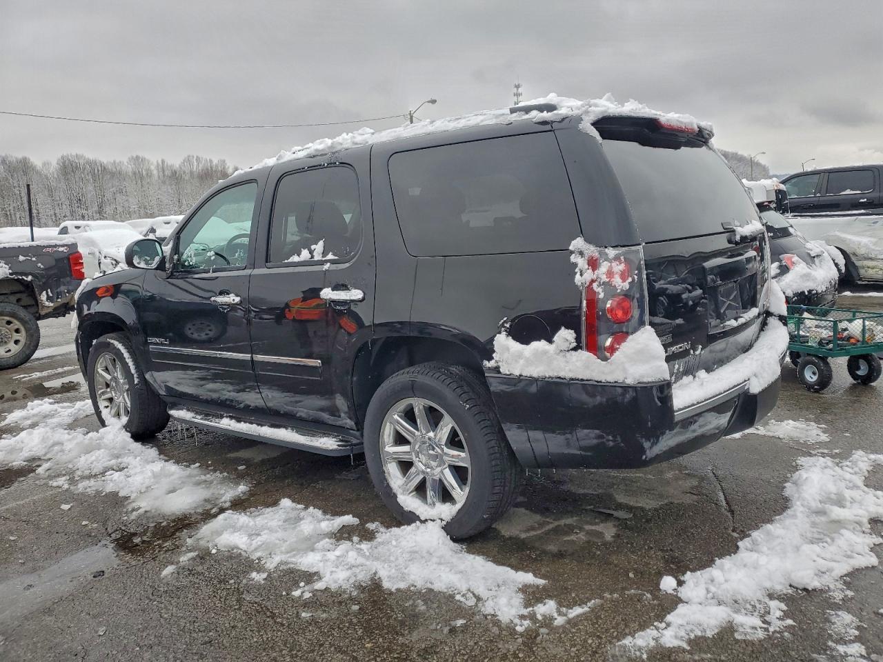 GMC Yukon Denali Image 12