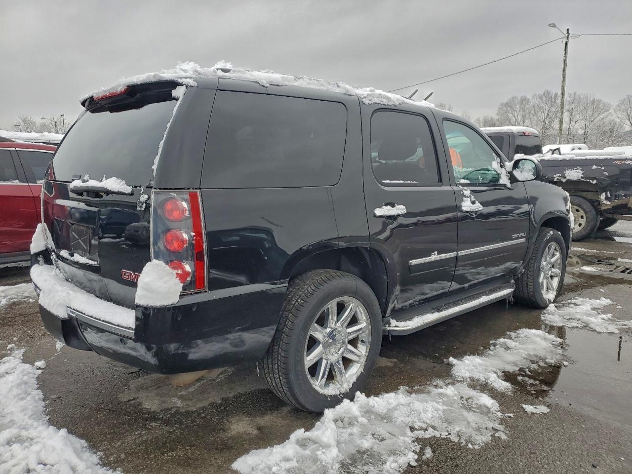 GMC Yukon Denali Image 7