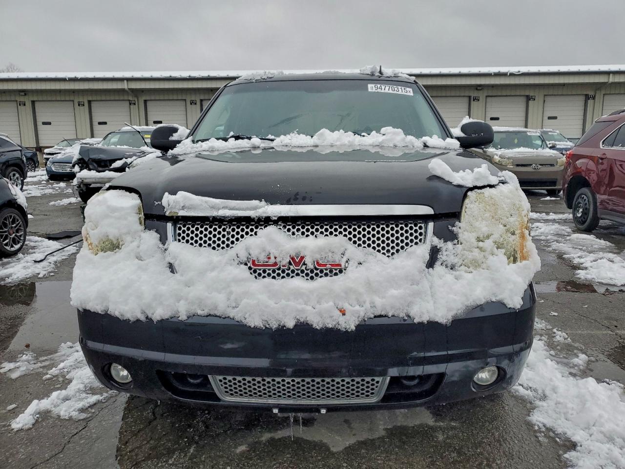 GMC Yukon Denali Image 11