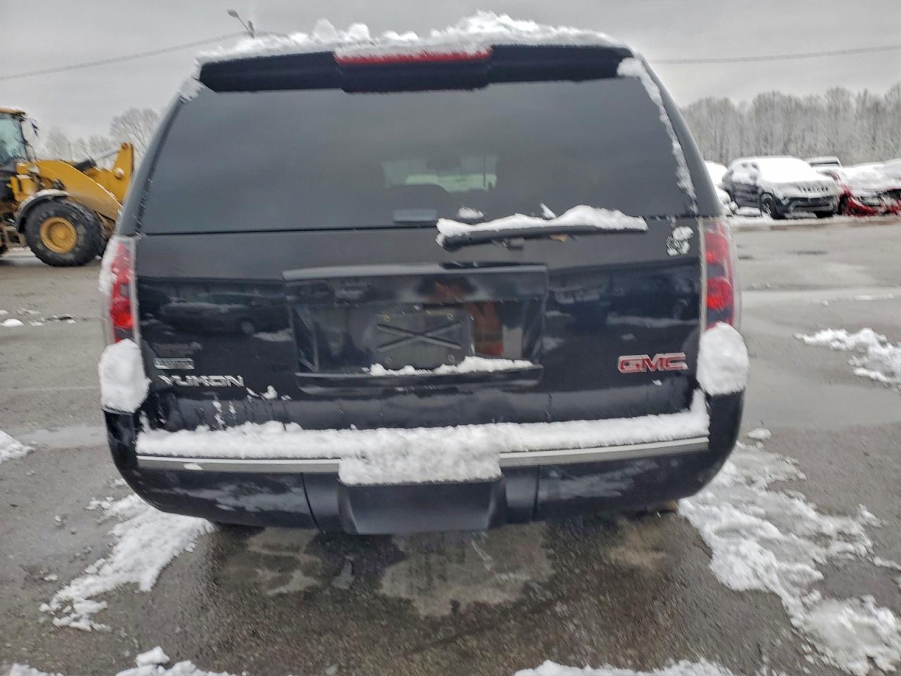 GMC Yukon Denali Image 13