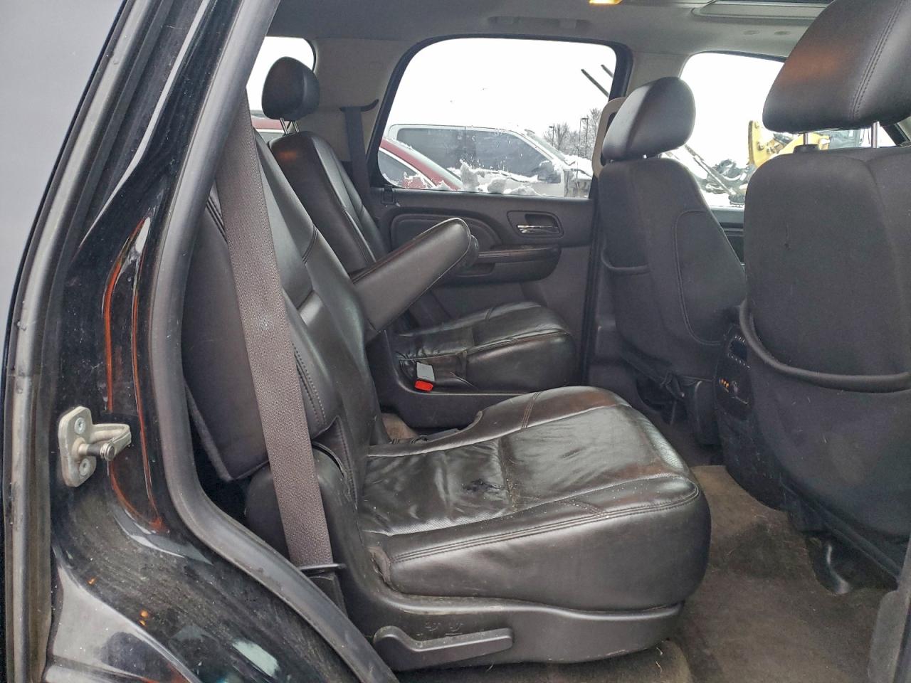 GMC Yukon Denali Image 2