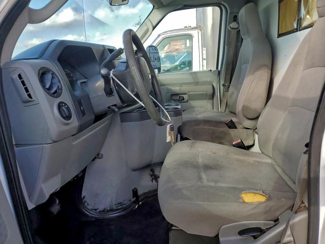 Ford Econoline E350 Super Duty Cutaway Van Image 11