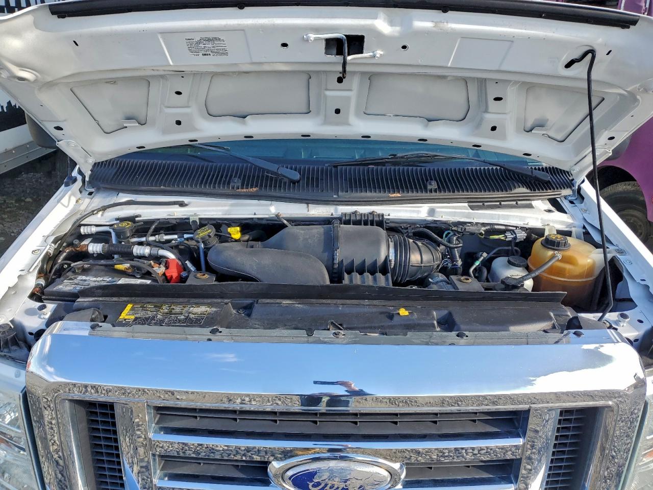 Ford Econoline E350 Super Duty Cutaway Van Image 3