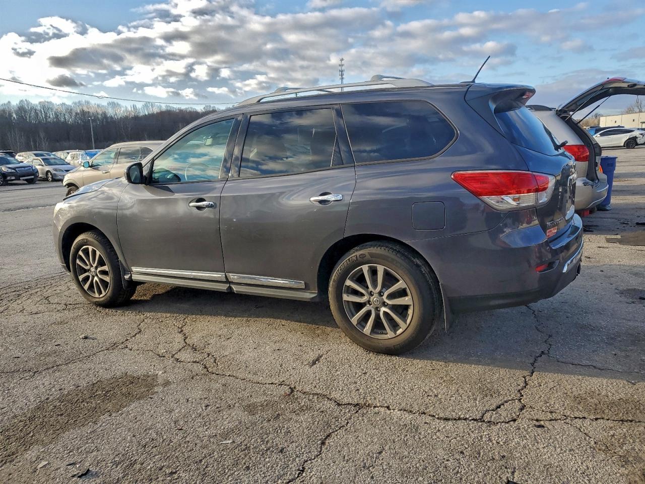 Nissan Pathfinder S Image 8