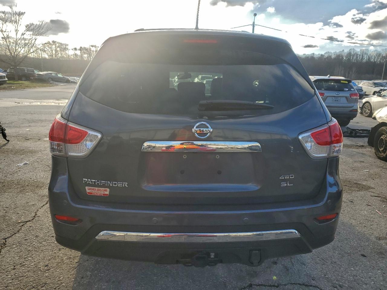 Nissan Pathfinder S Image 2