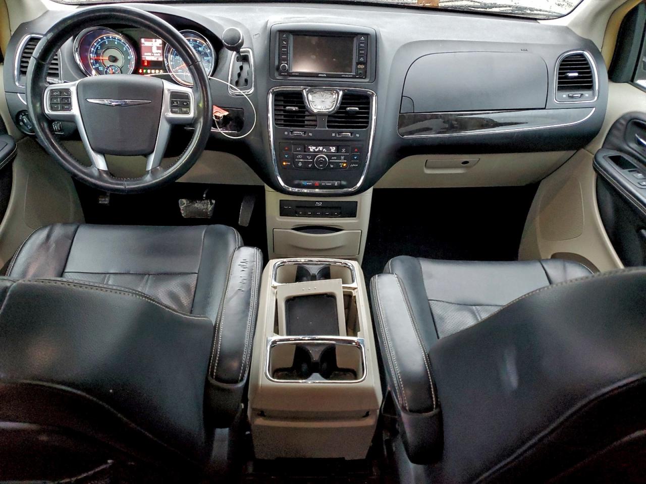 Chrysler Minivan Touring L Image 11