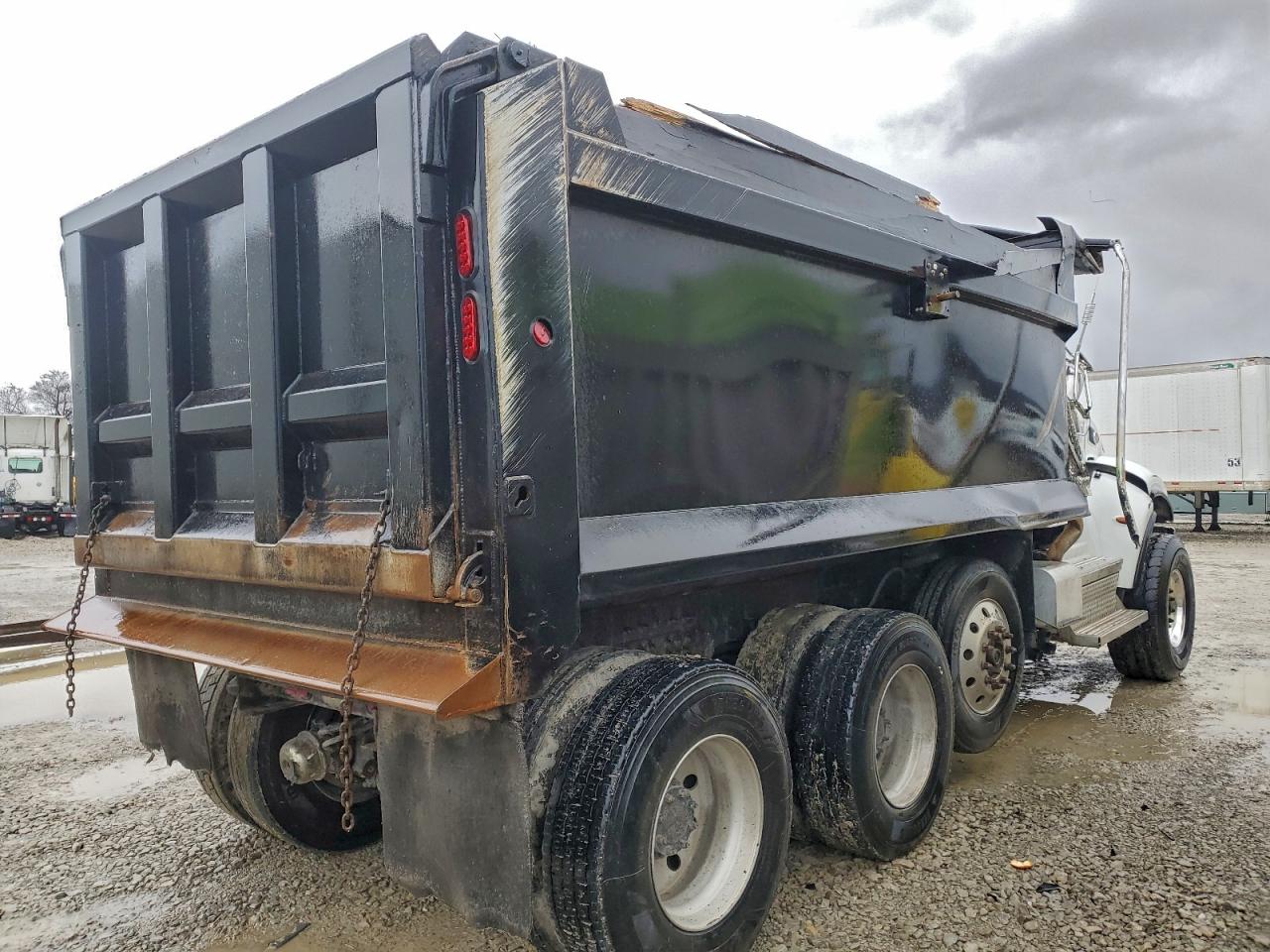 Peterbilt 348 Image 3