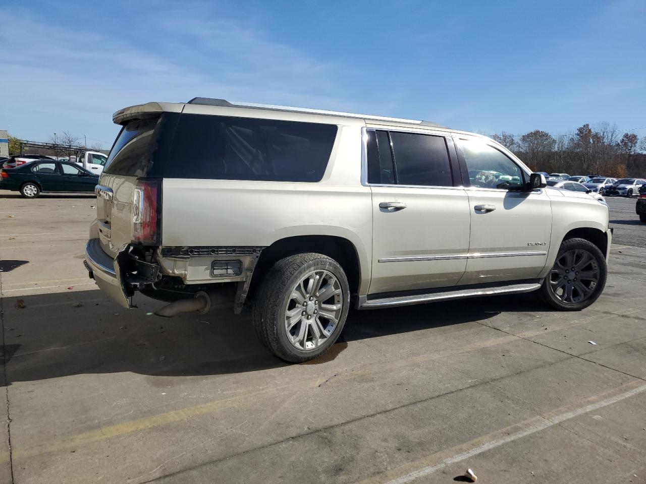 GMC Yukon Denali Image 4