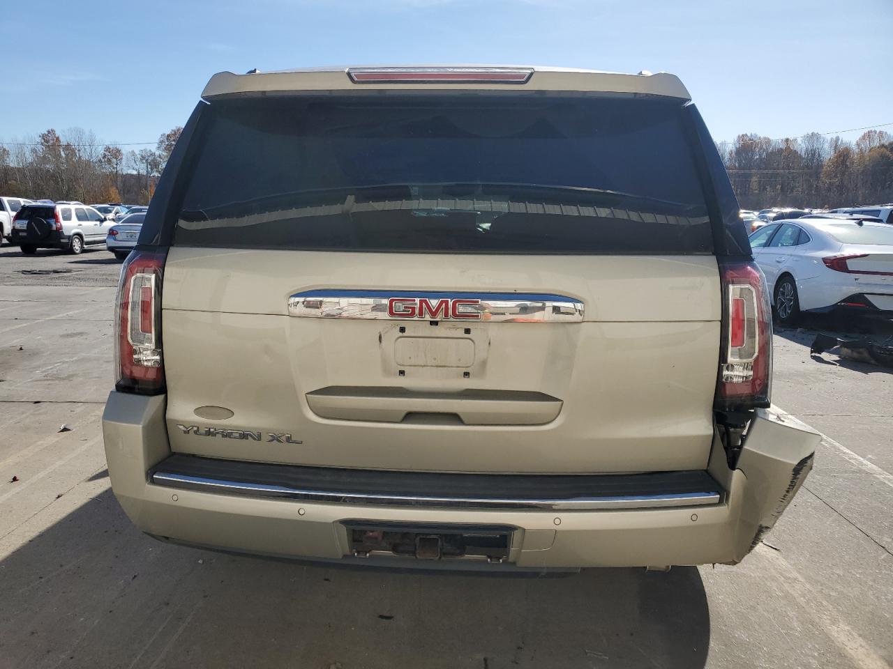 GMC Yukon Denali Image 10