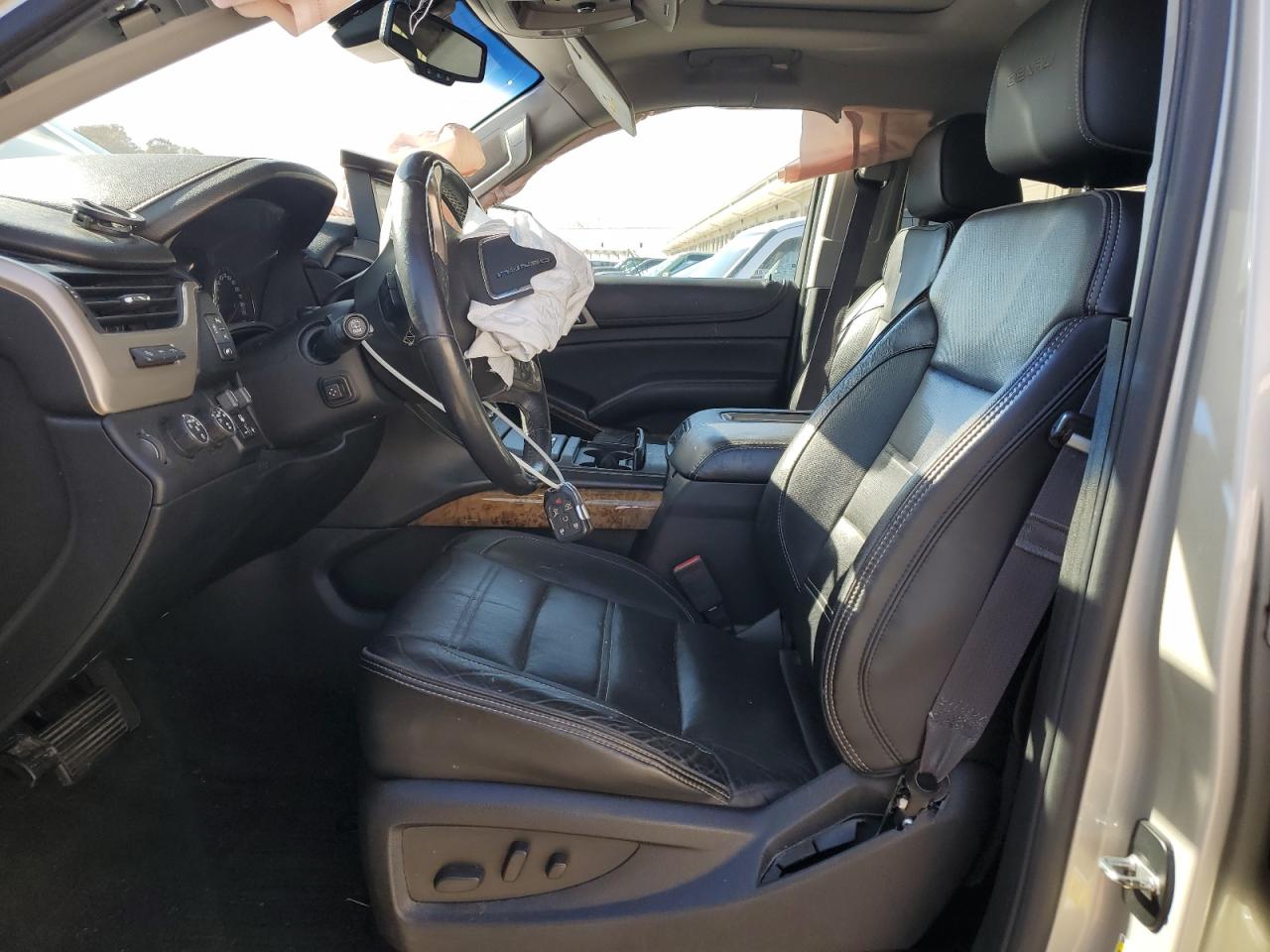 GMC Yukon Denali Image 5