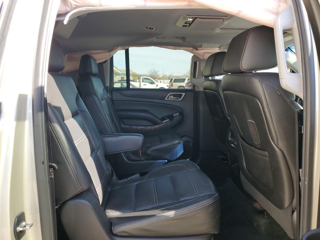 GMC Yukon Denali Image 2