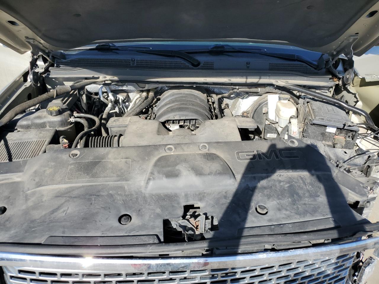 GMC Yukon Denali Image 12