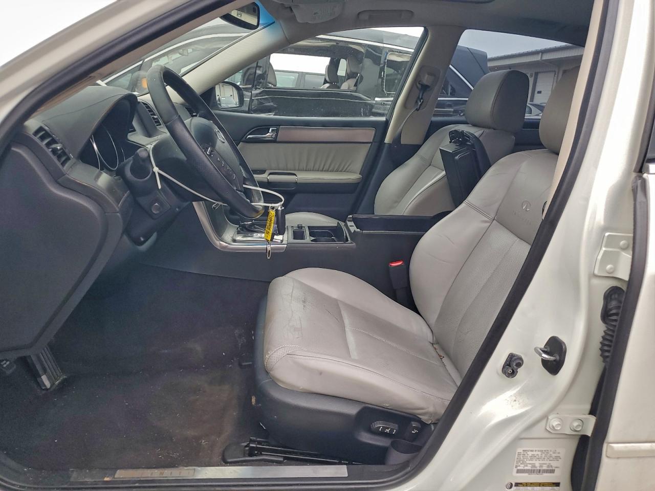INFINITI M45 Base Image 8