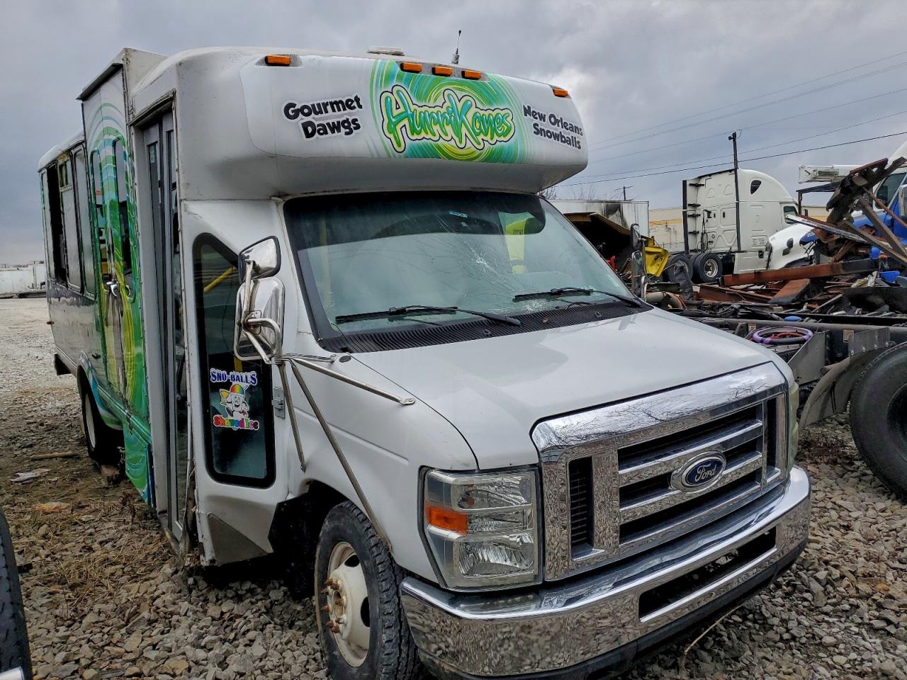 Ford Econoline E450 Super Duty Cutaway Van Image 1