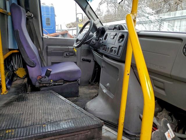 Ford Econoline E450 Super Duty Cutaway Van Image 5